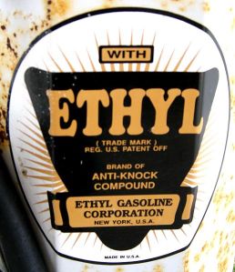 Cartel de gasolina con "ethyl", el eufemístico nombre del tetraetilplomo. (Fuente: Wikimedia Commons)