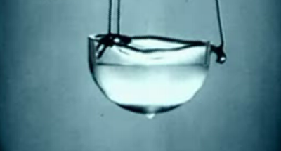 Helio líquido superfluido. En este estado, los líquidos son capaces de subir por la pared de un recipiente y escapar del mismo (vease la gota en la parte inferior) (Fuente: Wikipedia)